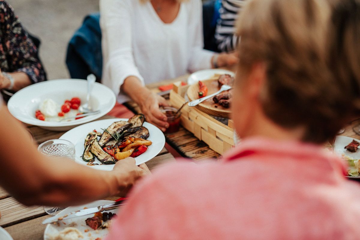 Essen in der Sommerbeiz wird von Bacio Lupaio gekocht.